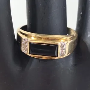Elegant 10K ring with black onyx and 2 tested