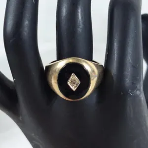 10K Oval Onyx & Diamond accent ring. Size 9.5