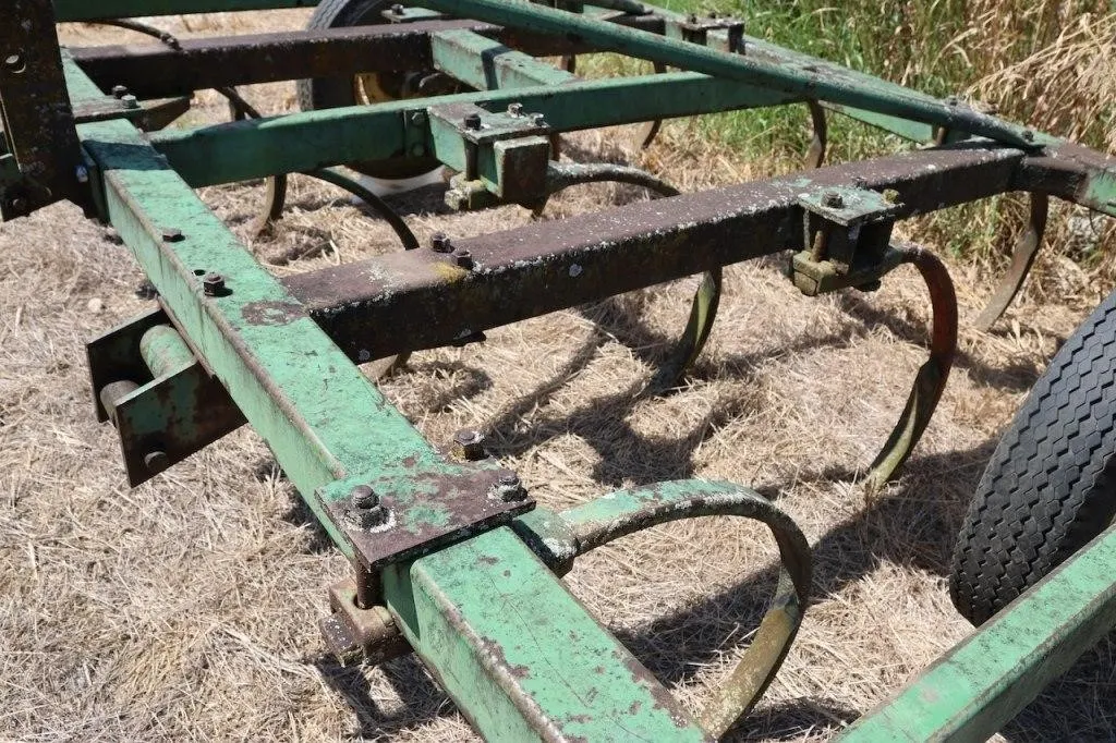 110 John Deere 3 pt hitch 14 shank chisel plow