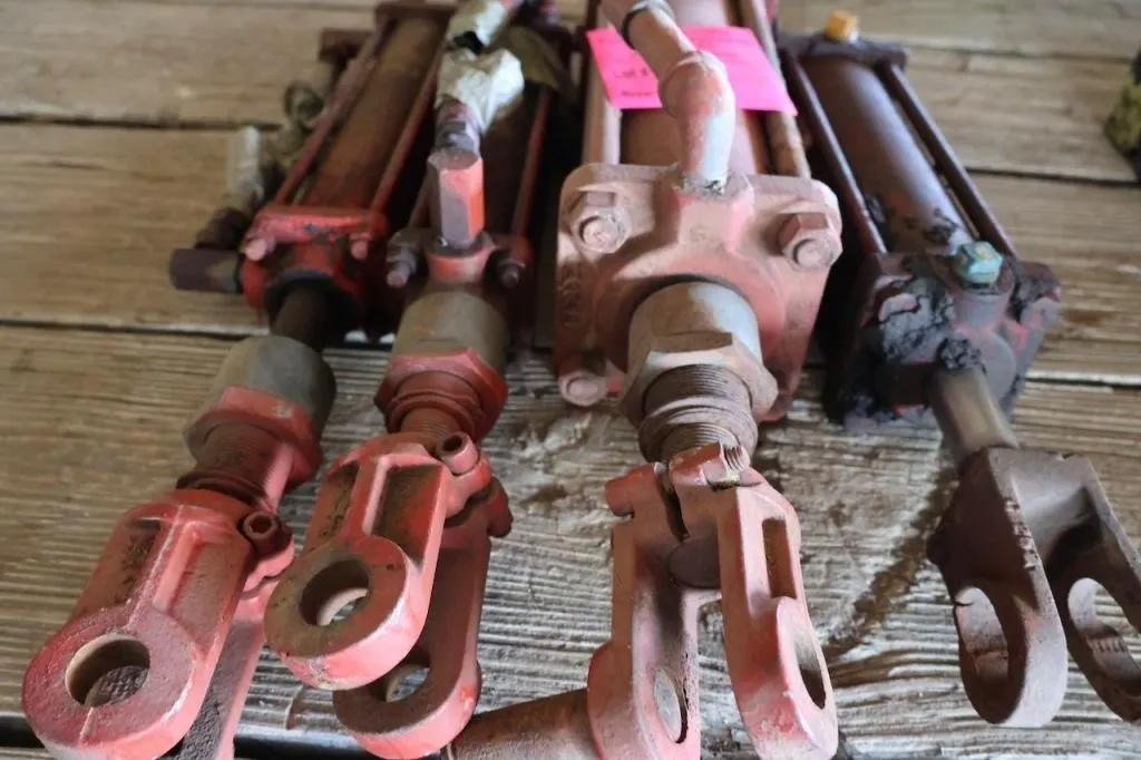 Two 2x8 hydraulic cylinders and one 3x8