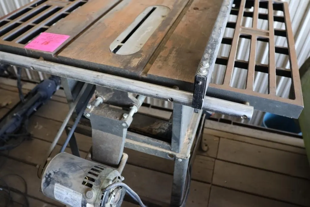 Table saw 40�x27�