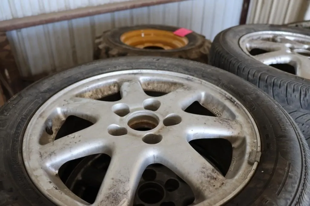 Four 16� aluminum wheels with tires