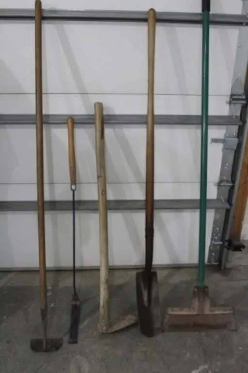 Hoes, Weed Sythe, Spade, Scraper & Drain Spade