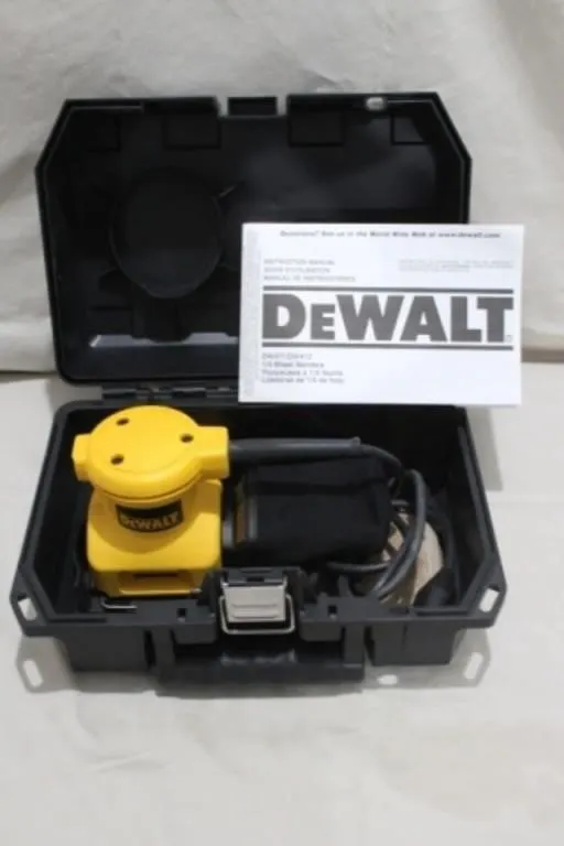DeWalt DW411 Palm Grip Sander w/Case
