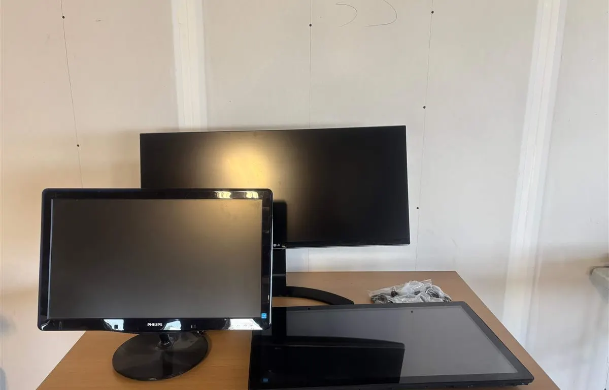 LG, Philips & Touchscreen Monitor Bundle
UNRESERVED
