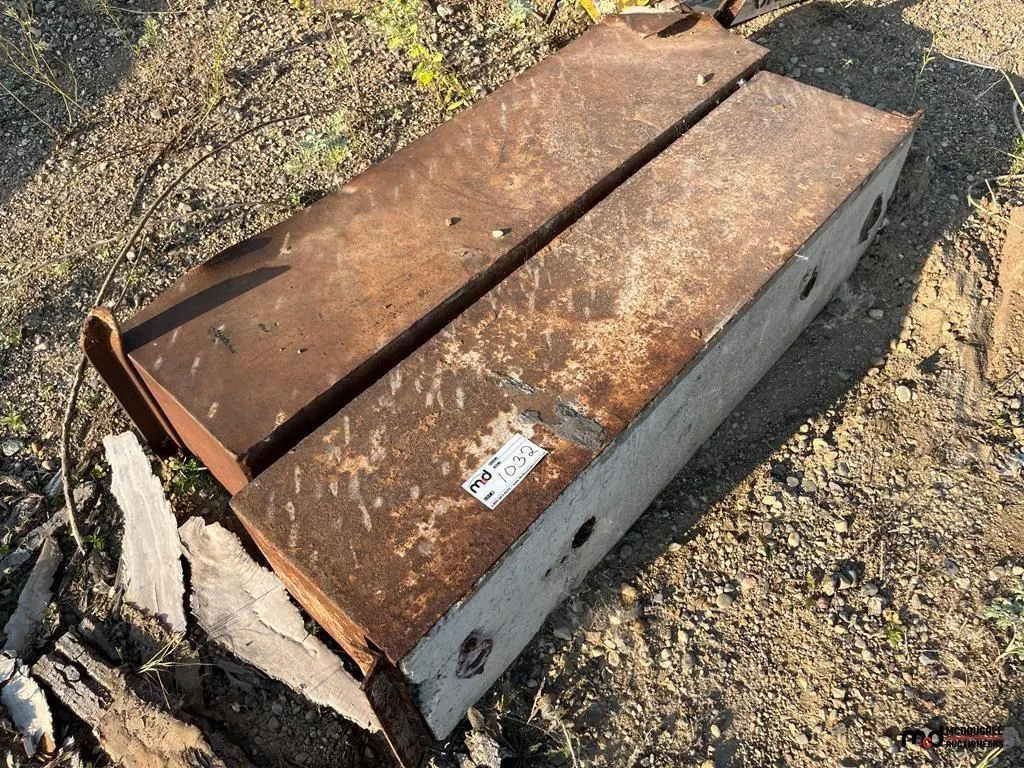 (2) Concrete Counterweight Blocks
UNRESERVED