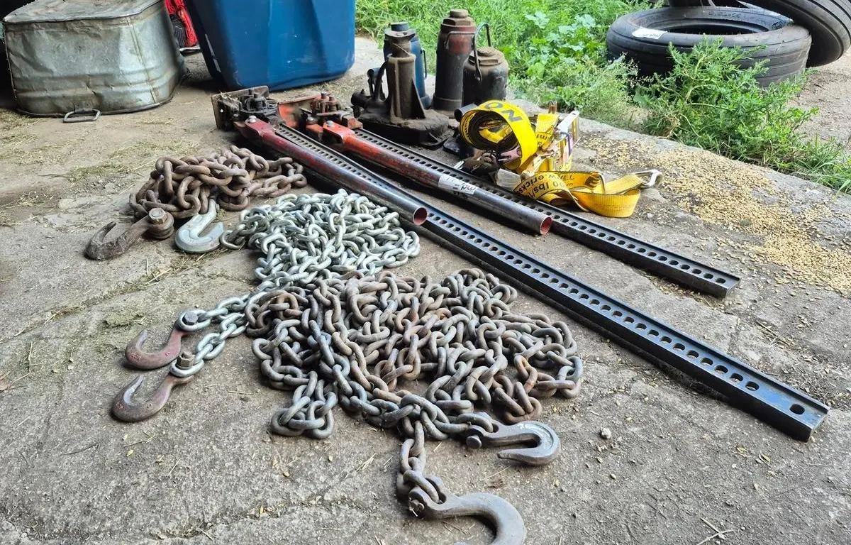 Mixed Jacks, Chains, Ratchet Straps and Farm Jacks
UNRESERVED