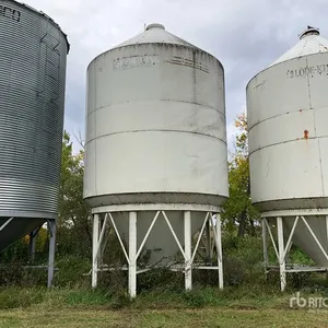 Lode King +/- 2000 bu Hopper Grain Bin