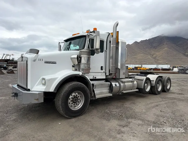 2015 Kenworth T800 Heavy Haul Tri/A Day Cab Truck Tractor
