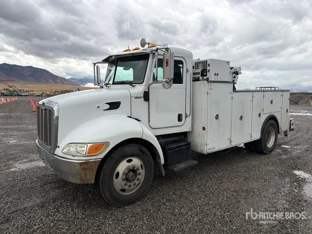 2005 Peterbilt 335 4x2 Service Truck
