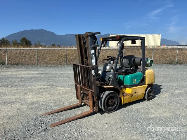 2005 Komatsu FG25T-14 3750 lb Cushion Tire Forklift