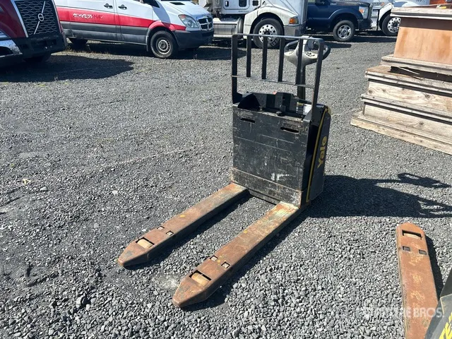 2021 Yale MPB045VGN24T2628 4510 lb Electric Pallet Jack
