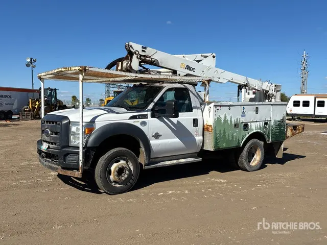 Altec AT37G 37 ft on 2013 Ford F-550 XL 4x2 Bucket Truck