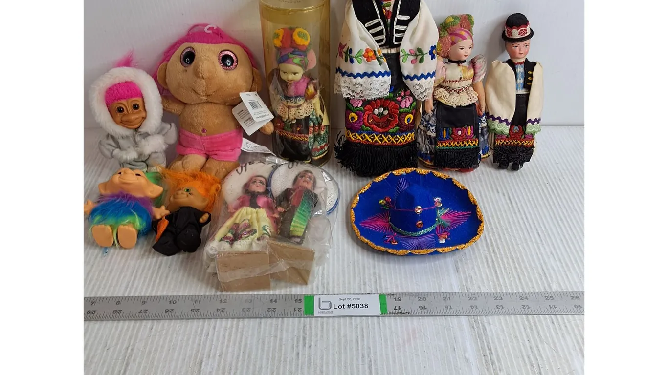 Lot of vintage Folk Art Dolls&(4) Assorted Troll Dolls