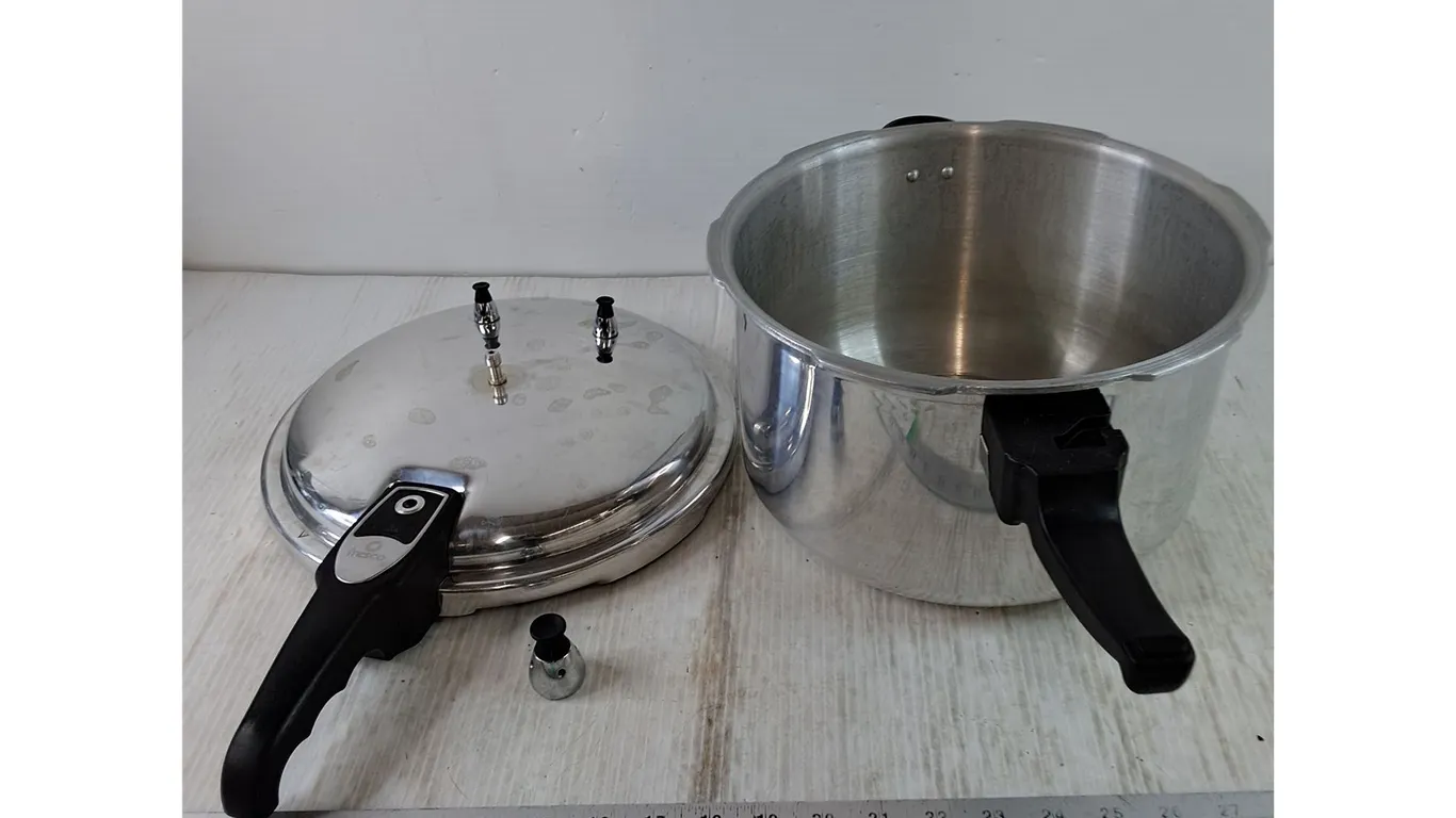 Stovetop Fresco Pressure Cooker With Locking Lid
