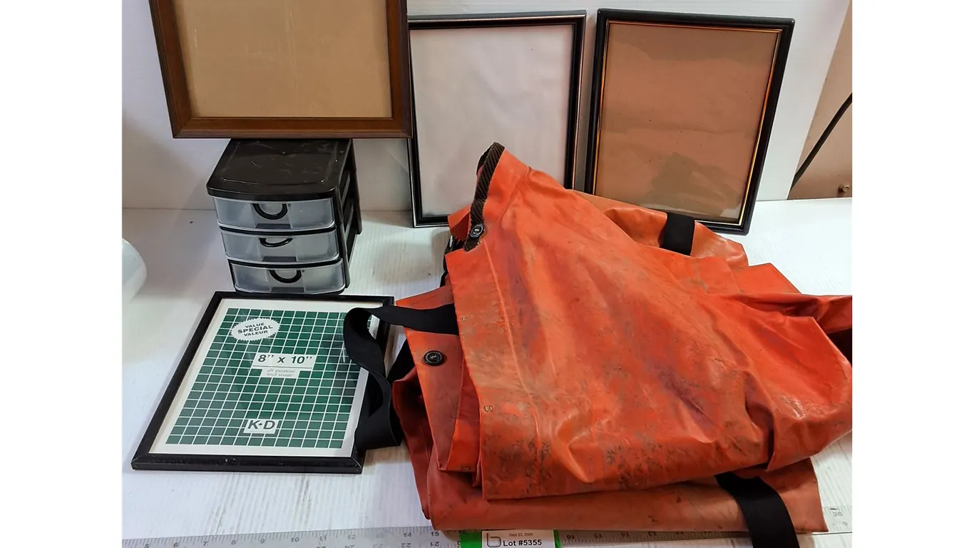 (4) Picture Frames, Black Diamond Rain Suit - Mens Large