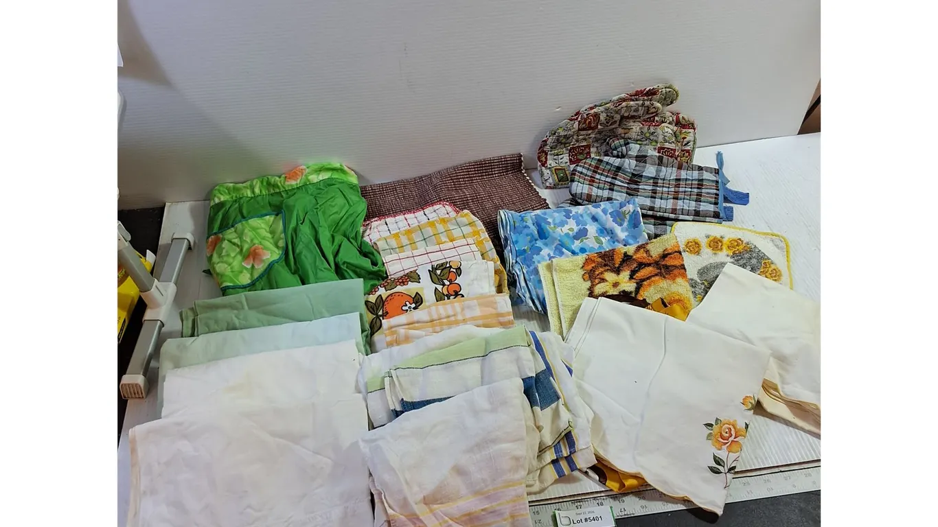 Vintage Tea Towels, Oven Mitts, Potholders, Apron, Pillowcases, Misc