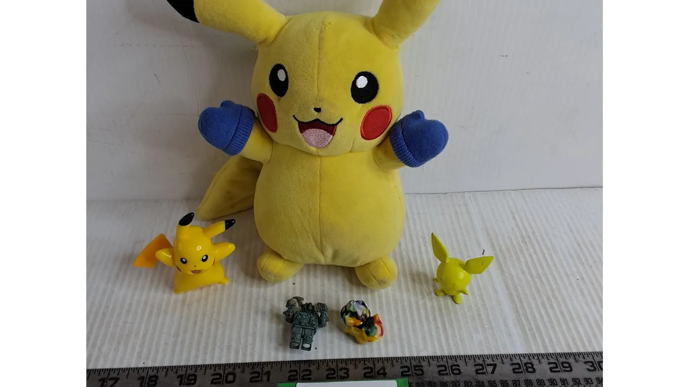 (5) Pokemon/Pikachu Toys