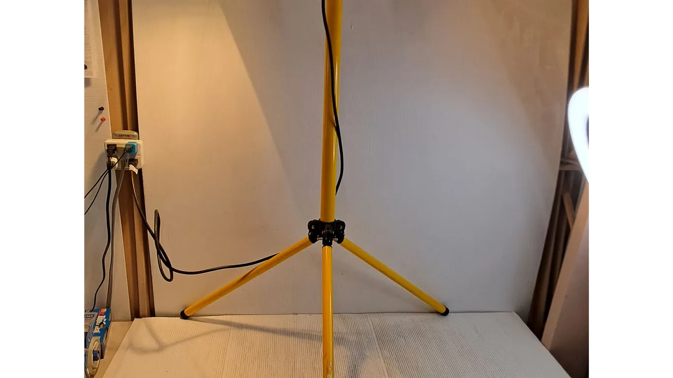 Dual Halogen Tripod Work Light - Tested (52" Open & 40" Folded) Cannot Ship