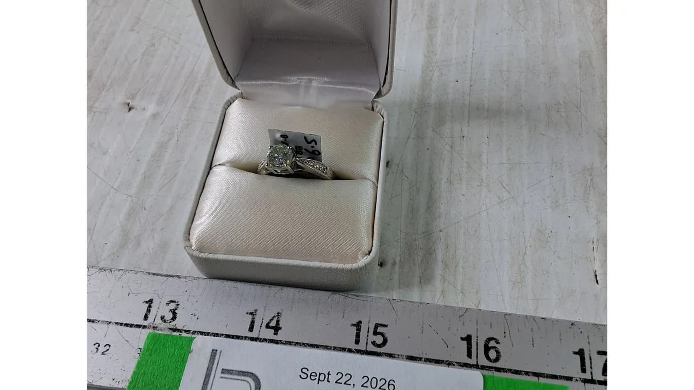 Silver Moissanite Ring Size 7 with Box Cannot Authenticate