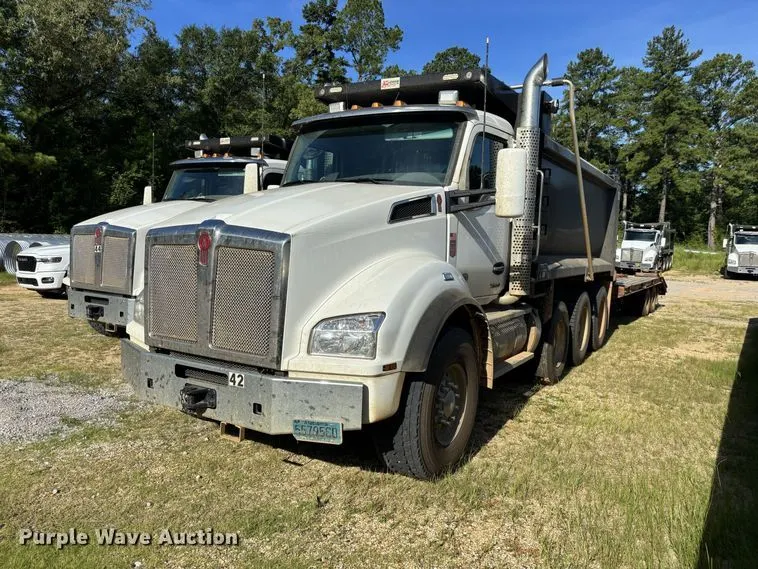 2025 Kenworth T880 dump truck