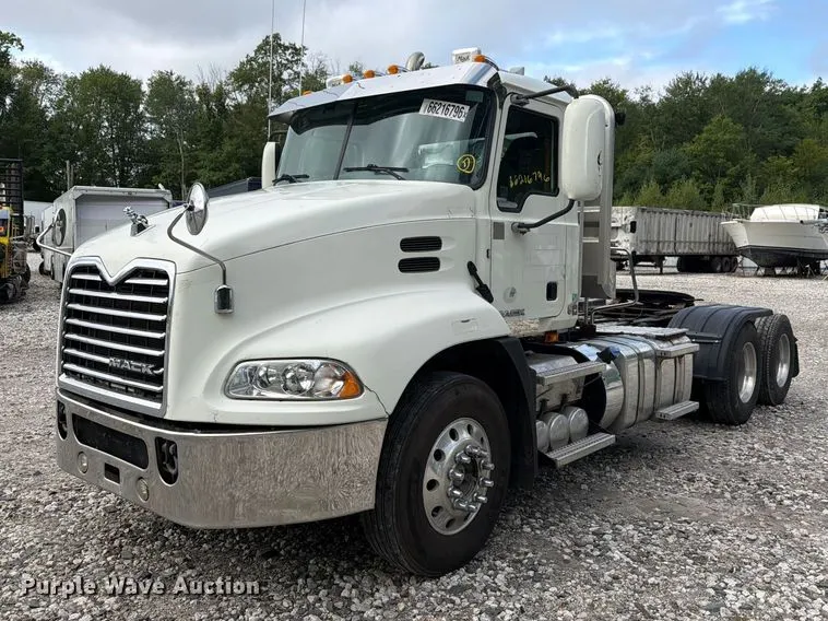 2017 Mack CXU613 semi truck