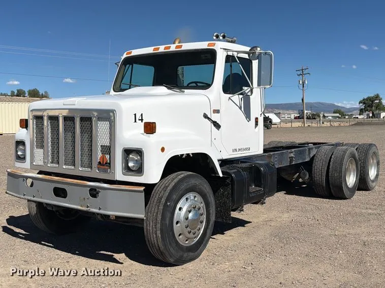 1988 Navistar F-2574 truck cab and chassis