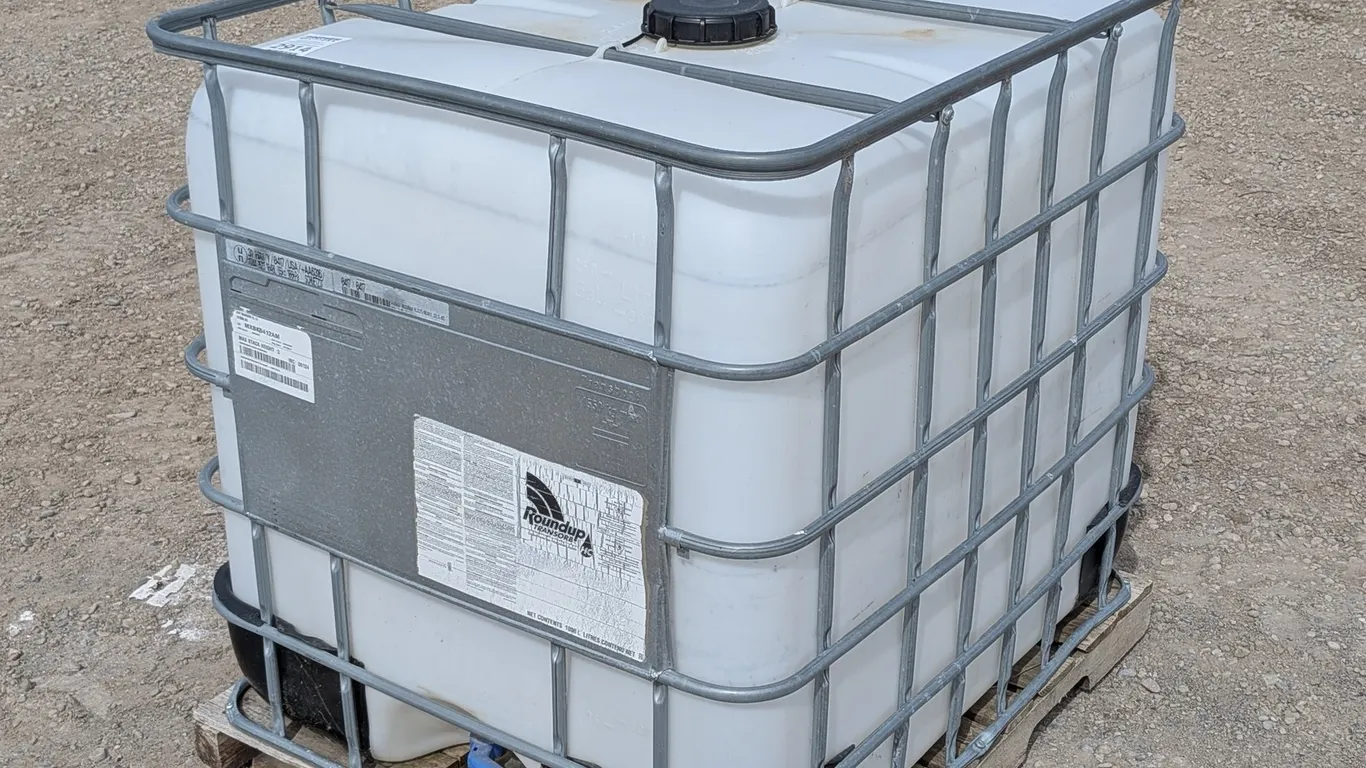 1000L Plastic Tank w/ Metal Cage