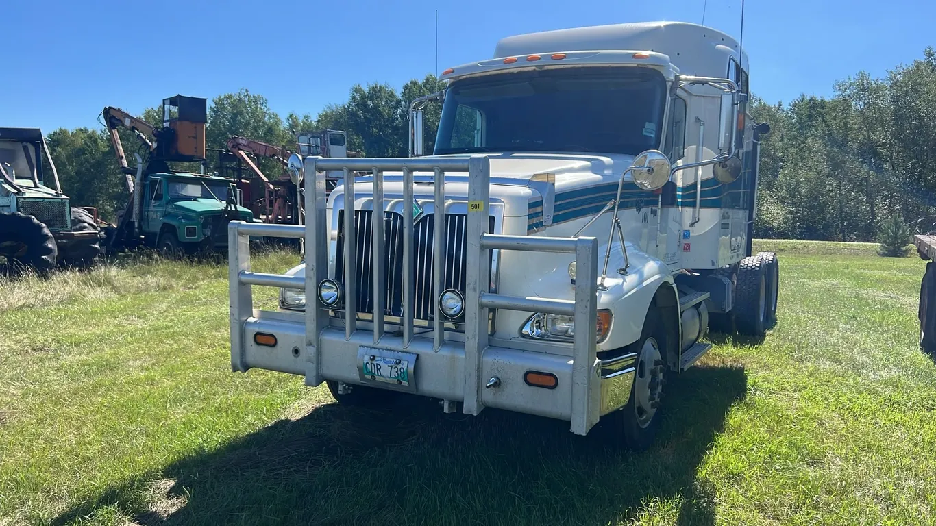 OFFSITE - 2000 international with M14 Cummins Semi