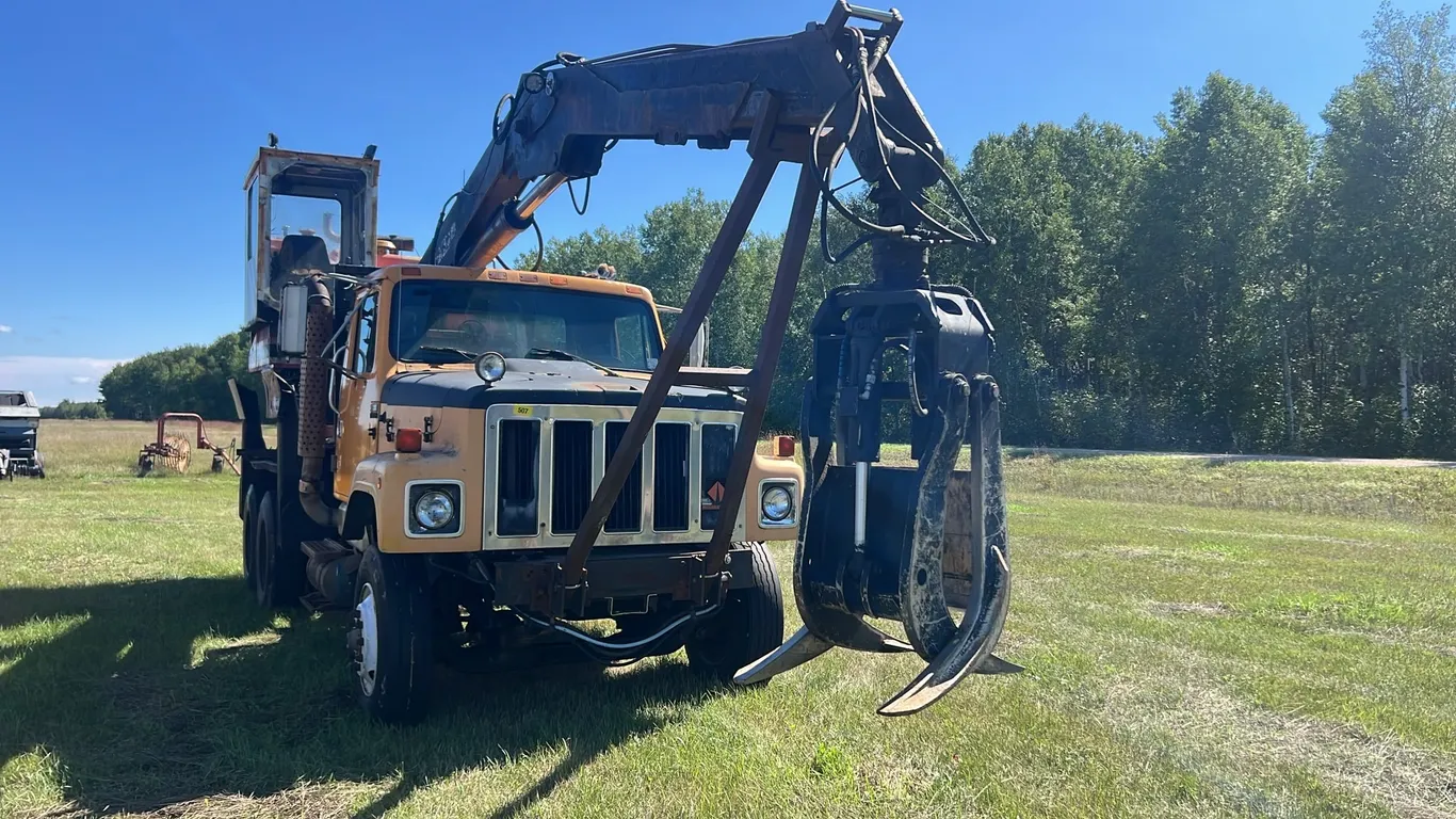 OFFSITE - 1988 International S 2500 M11 Cummins picker truck