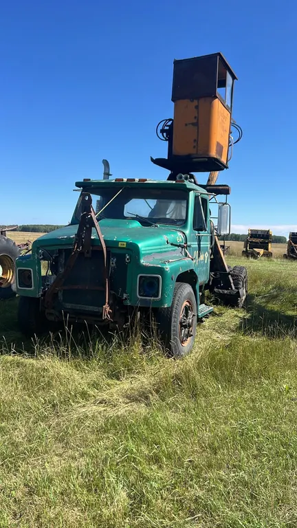 OFFSITE - 1983 international picker truck