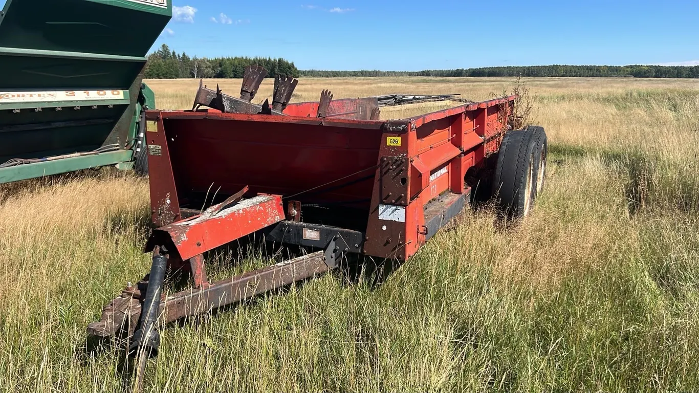 OFFSITE - International s75 Manure spreader Needs work