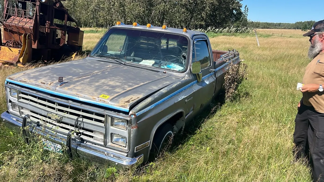 OFFSITE - 1987 Chevy wrangler parts truck