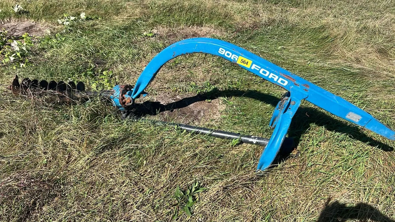 OFFSITE - Ford 906 Post hole auger