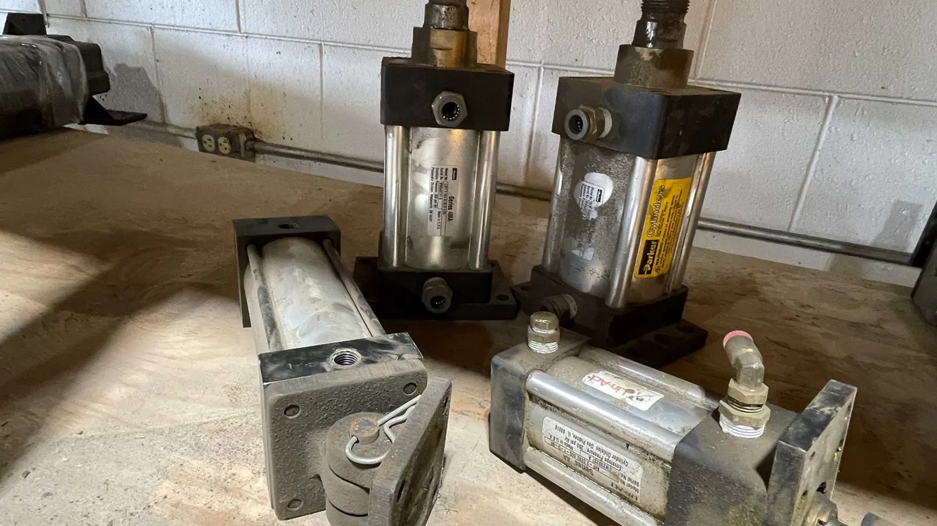 (4) Hydraulic Air Cylinders