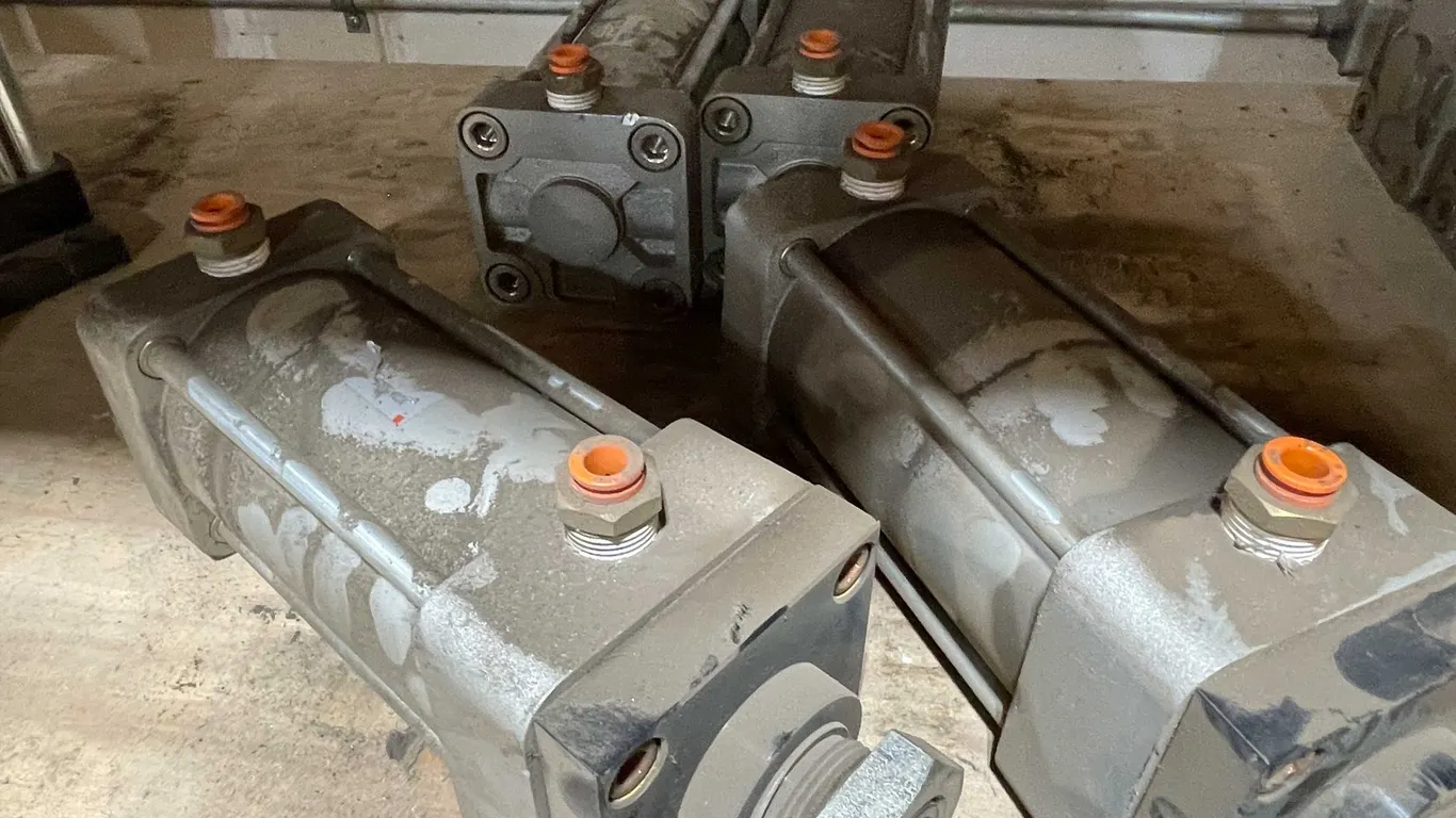 (4) Hydraulic Air Cylinders