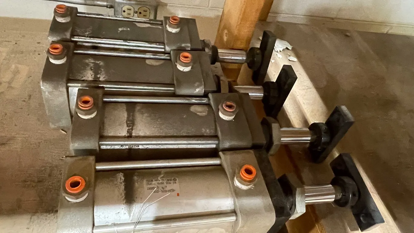 (4) Hydraulic Air Cylinders