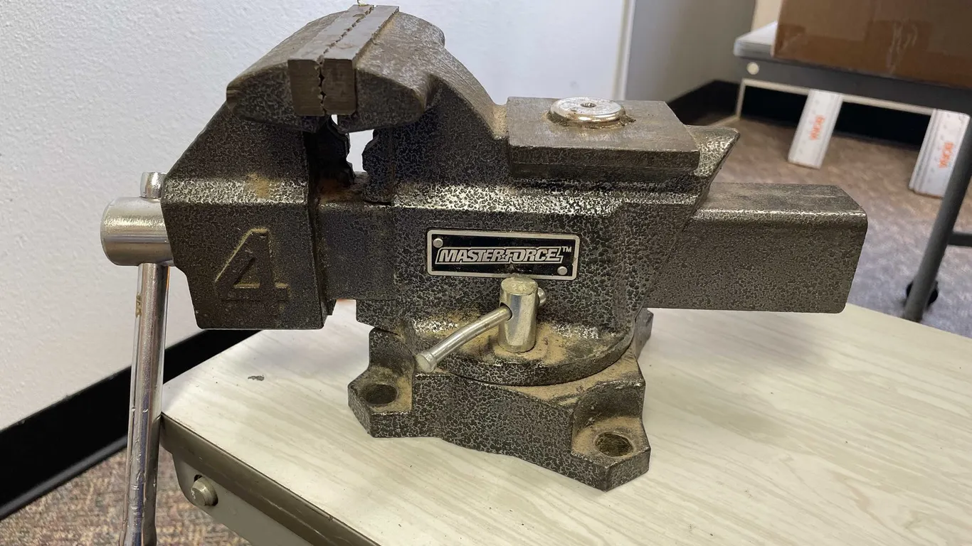 Master Force 4-1/2" Bench Vise