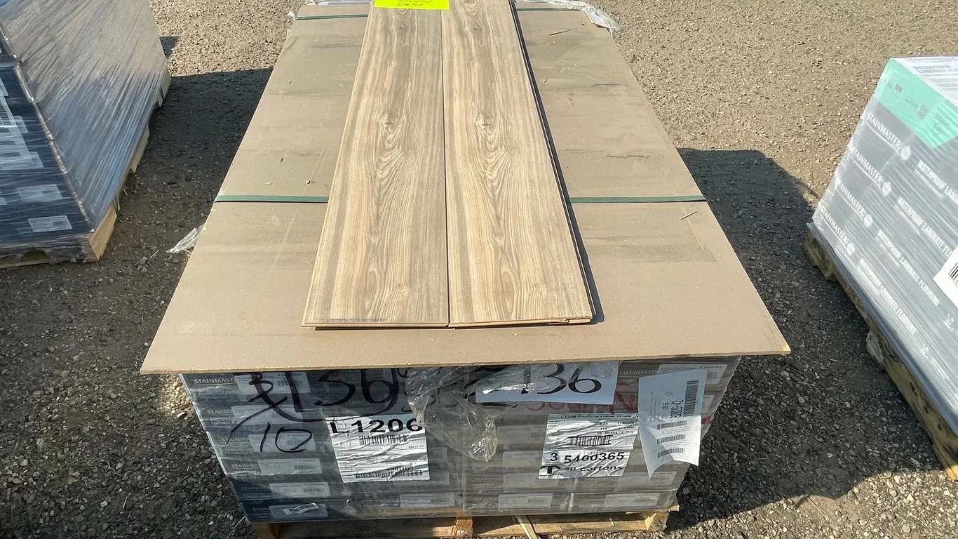 589.6 Sq. Ft. Stainmaster PetProtect SUNNYVIEW HICKORY Oak Waterproof Flooring