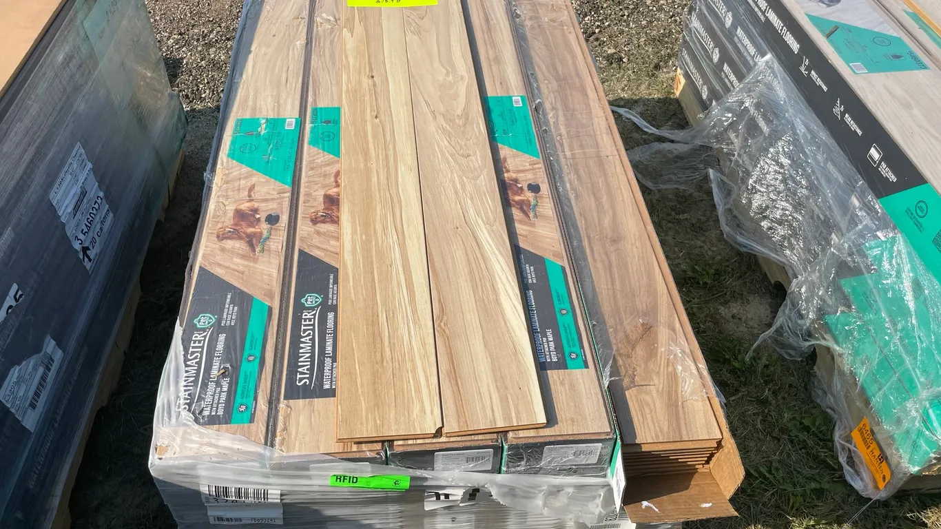 231.9 Sq. Ft. Stainmaster PetProtect BOYD PARK MAPLE Oak Waterproof Flooring