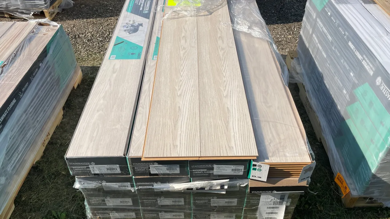 379.0 Sq. Ft. Stainmaster PetProtect LAFAYETTE CHESTNUT Oak Waterproof Flooring
