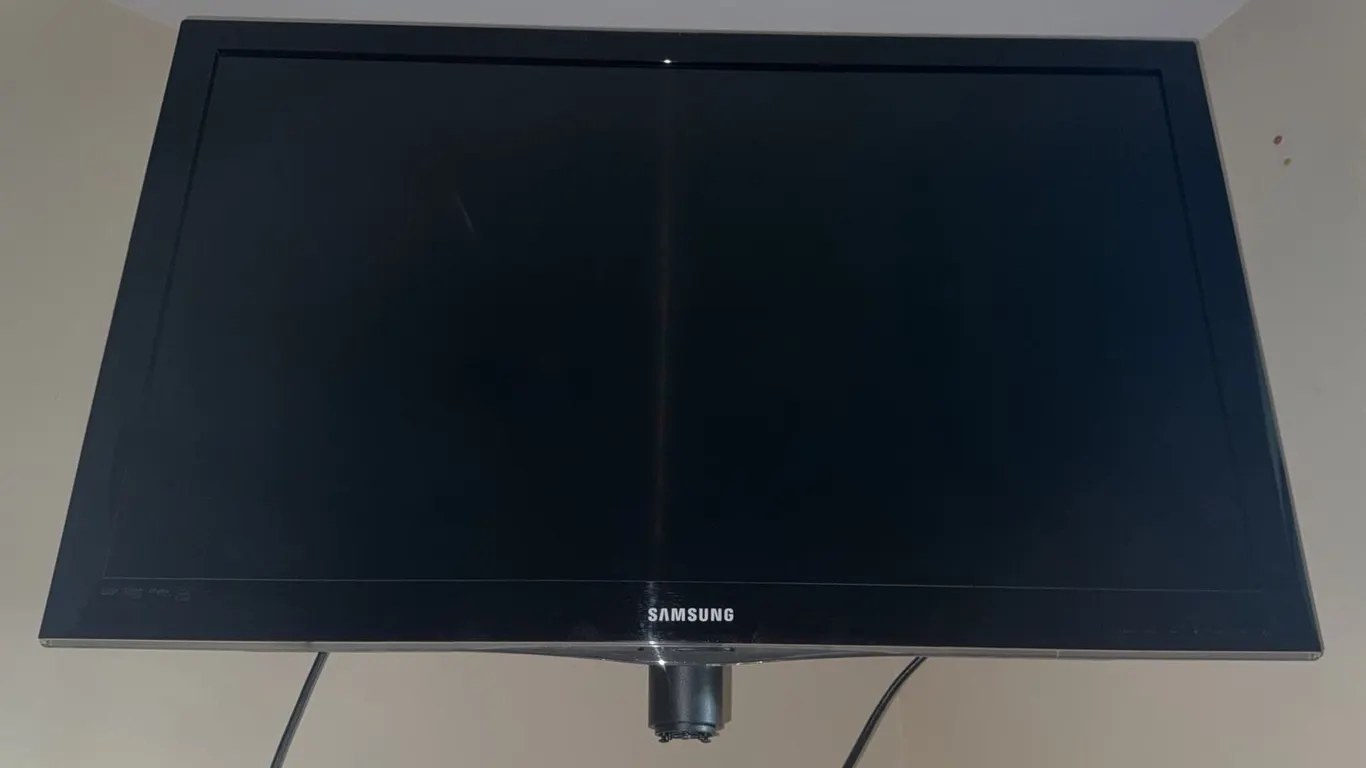 Samsung LN32C450E1DXZA 32-Inch LCD TV with Wall Mount