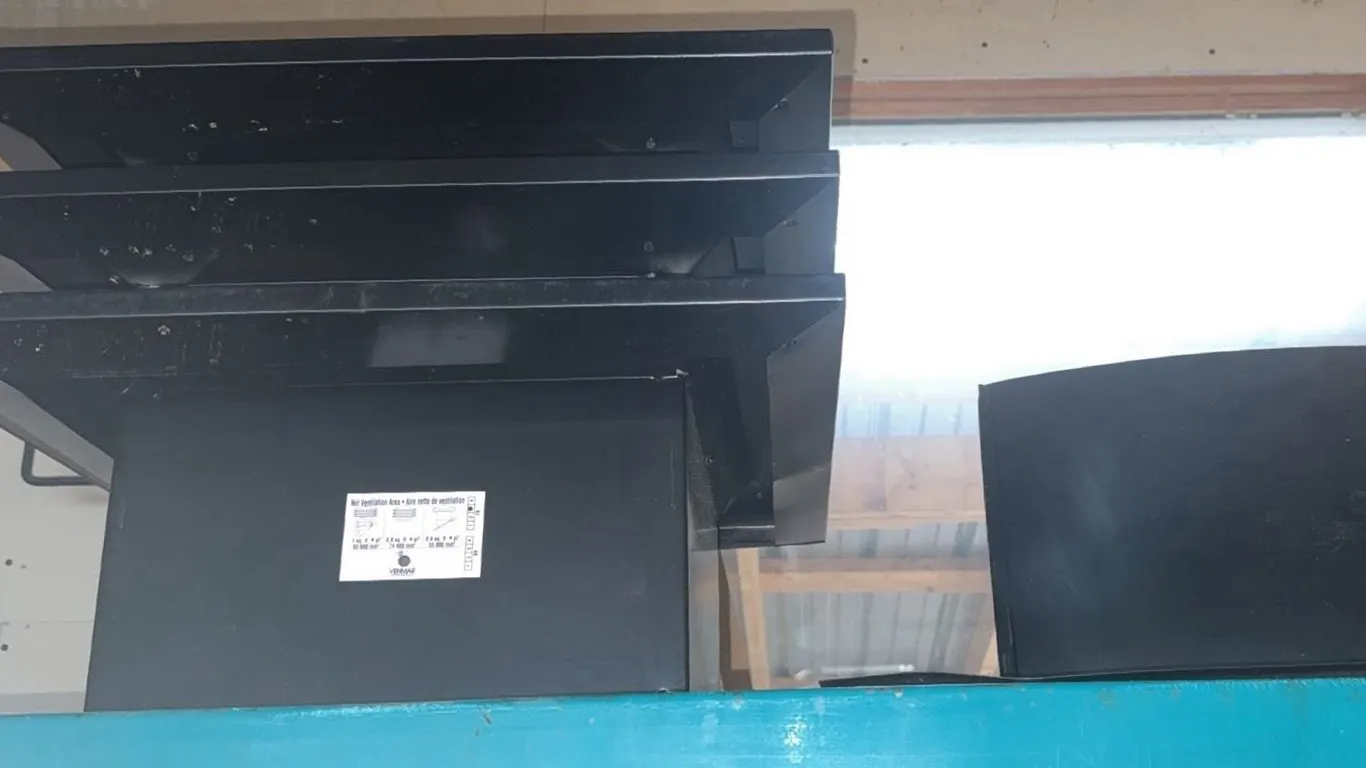 Wall Vent Hood and Flexible Hose Lot
