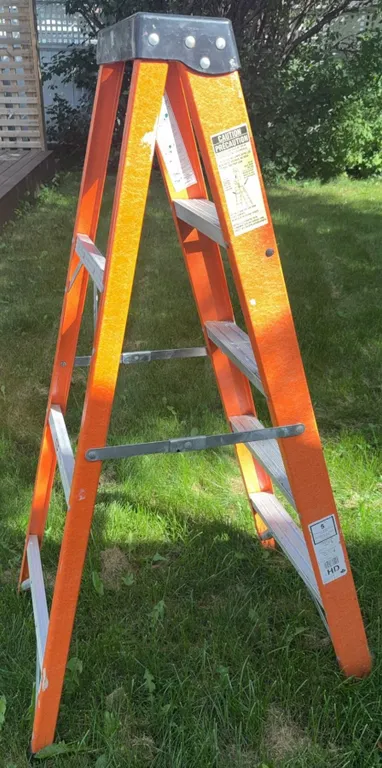 Louisville 5-Foot Fibreglass Step Ladder 225 lb Rating