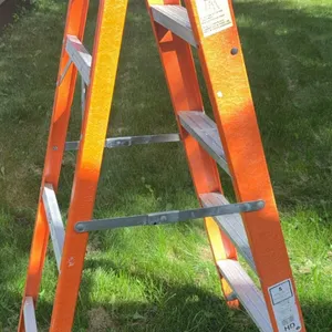 Louisville 5-Foot Fibreglass Step Ladder 225 lb Rating