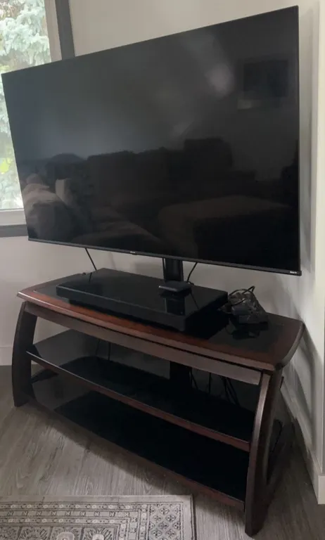 Hisense Flat Screen TV With Wood and Glass Media Stand