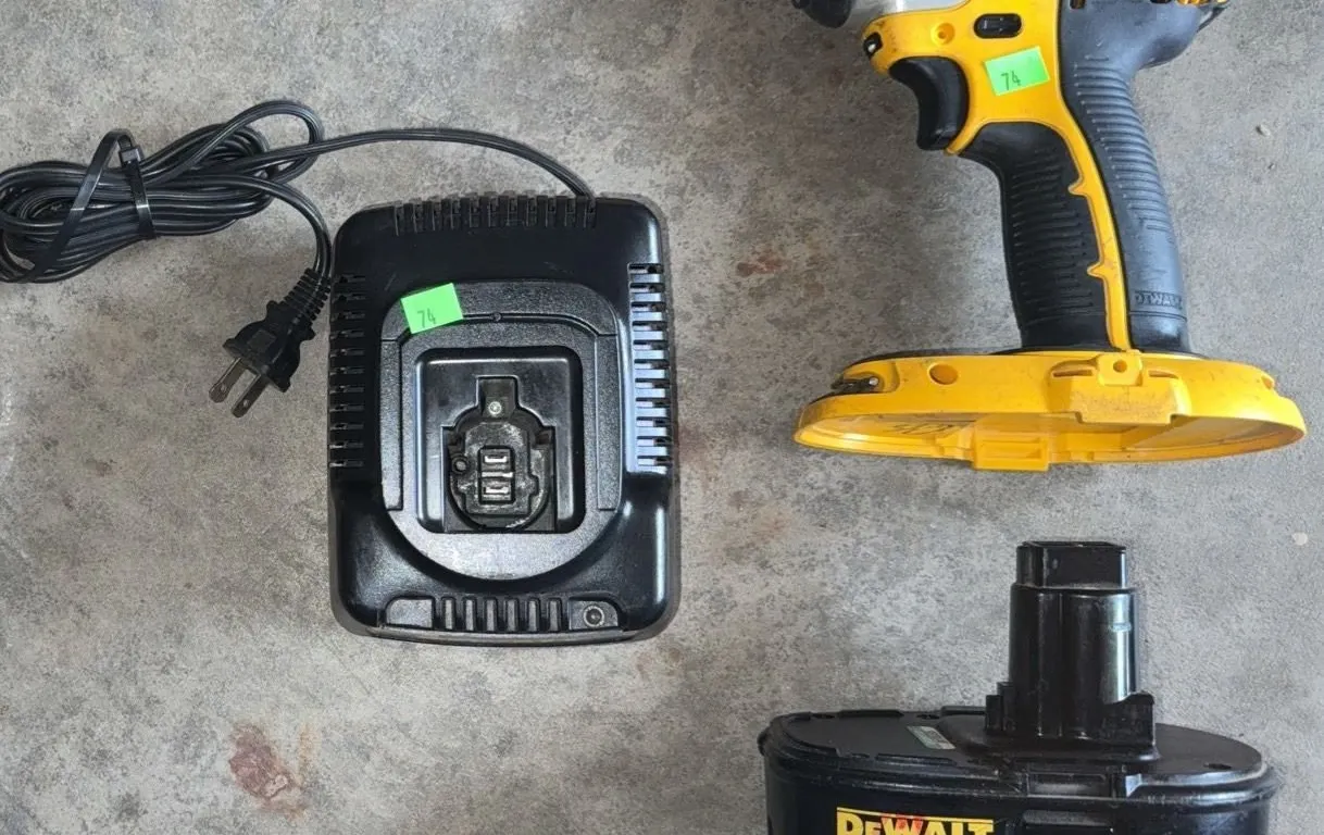 DeWalt DC825 18V Cordless Impact Driver with Battery and Charger