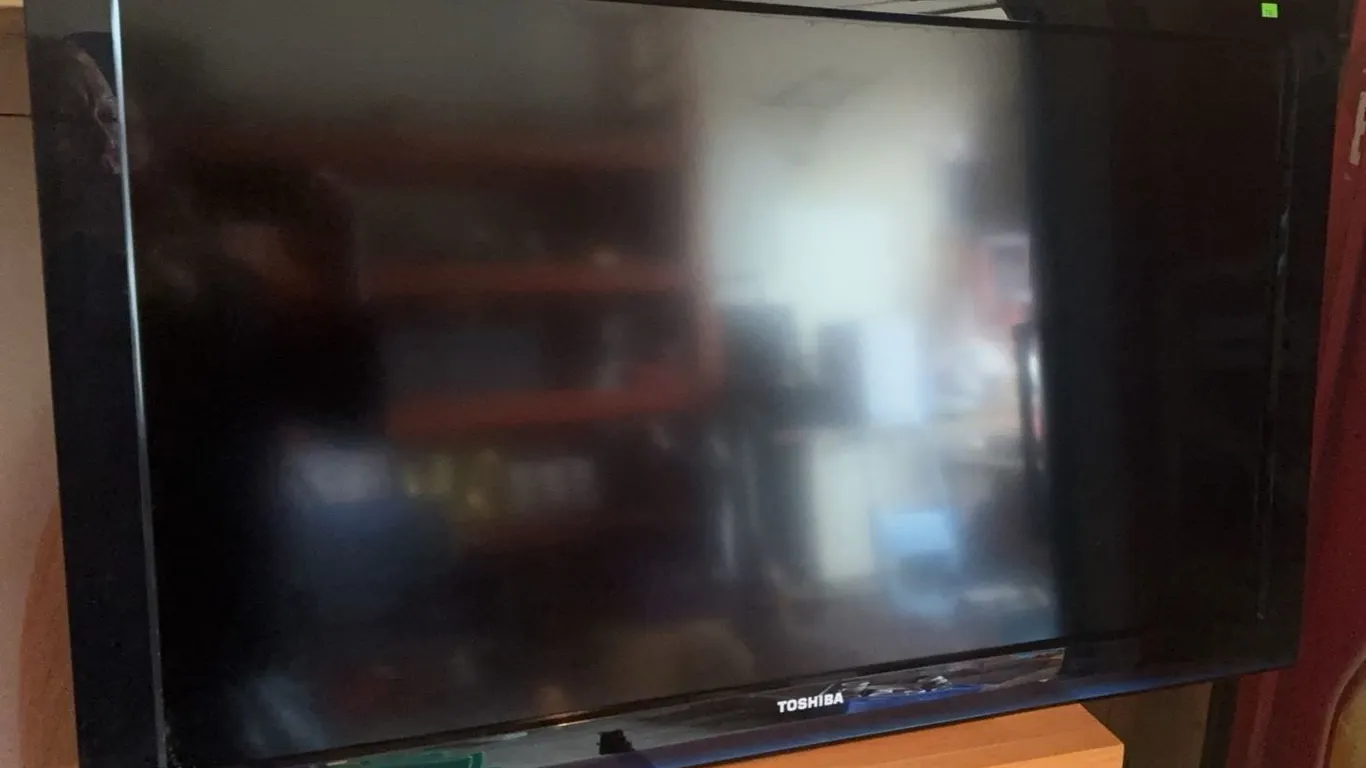 Toshiba 40E210U 40-Inch LCD Television with Stand