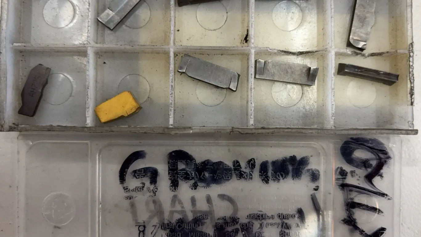 Lot of Carbide Lathe Tool Inserts & Tool Bits in Plastic Storage Case