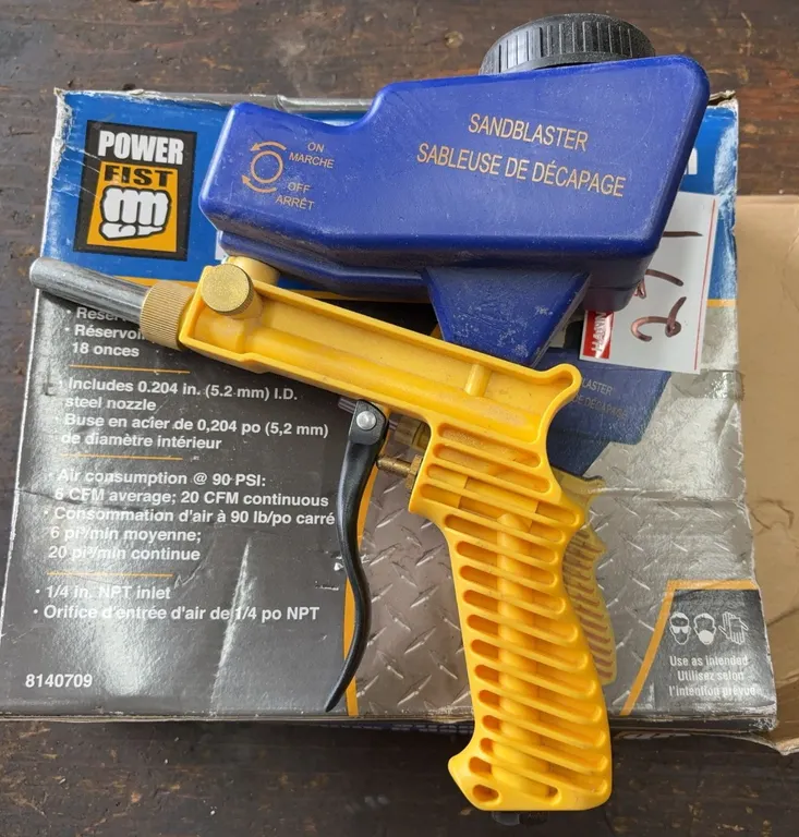 Power Fist Gravity Feed Sandblasting Gun with Hopper